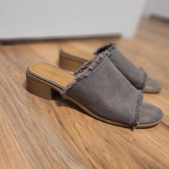 Universal Thread Canvas Sandle - Picture 2 of 5